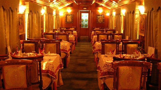 palace-on-wheels-dining-table