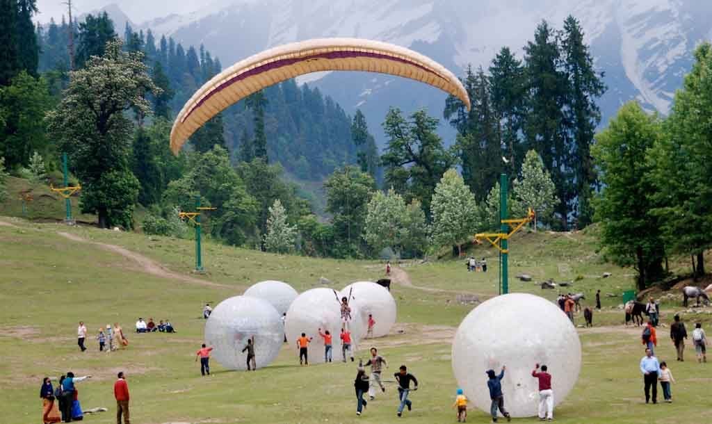 paragliding at manali