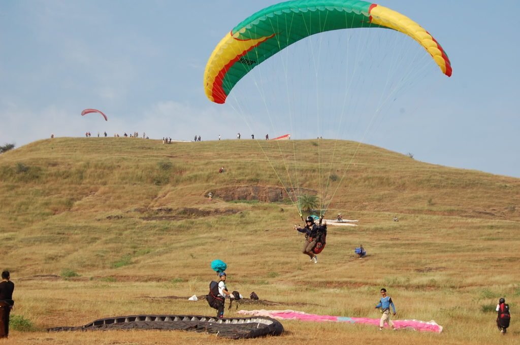 paragliding in pavana