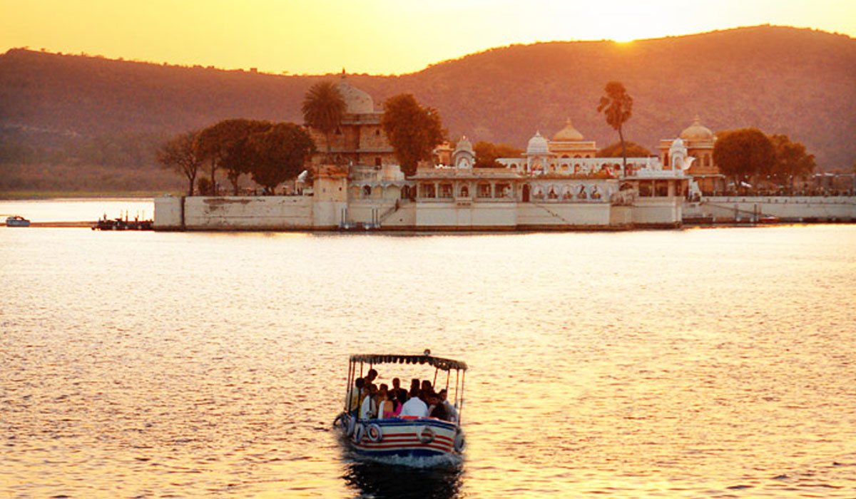 Sunset in Lake Pichola